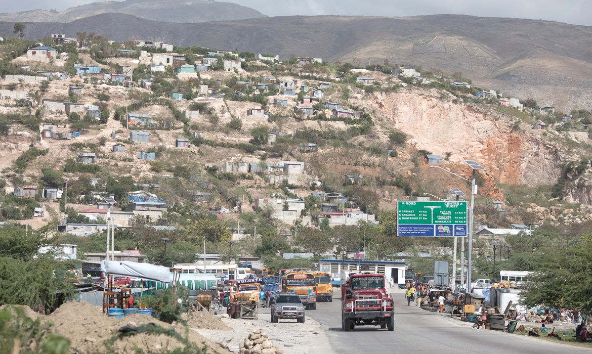 Famílias fogem de casa durante onda de violência no Haiti