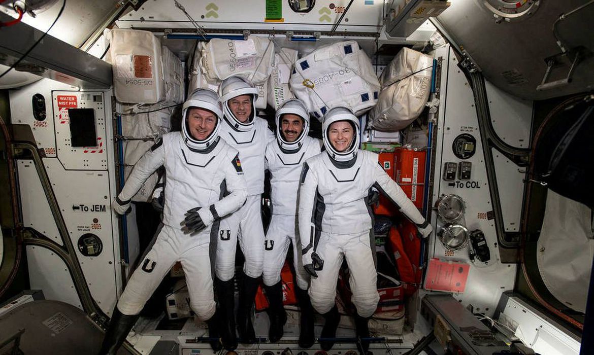 Quatro astronautas retornam à Terra em cápsula da SpaceX após missão de 6 meses