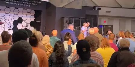 Mulher expõe pastor durante culto: ‘você tirou minha virgindade’