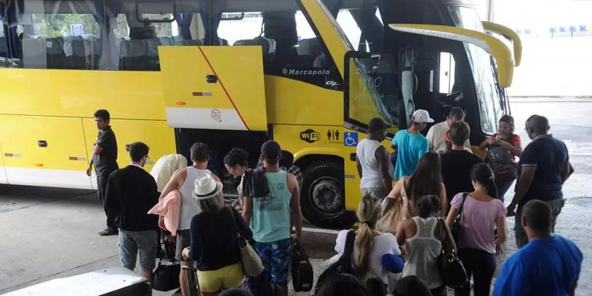 Passageiros de ônibus ficam retidos na divisa entre Pará e Maranhão