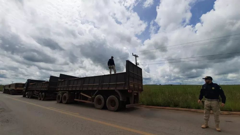 Motoristas abandonam carretas carregadas de manganês em Marabá