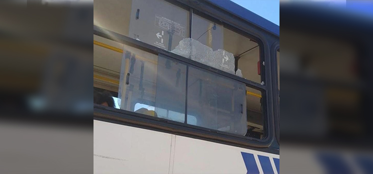 Vendedor quebra ônibus e ameaça passageiros após ninguém comprar produto no Pará