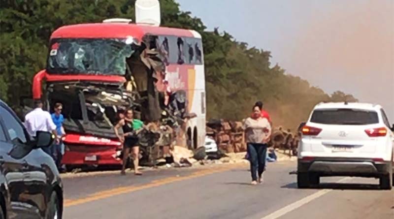 Tragédia: acidente entre ônibus e carreta deixa 11 mortos na BR-163