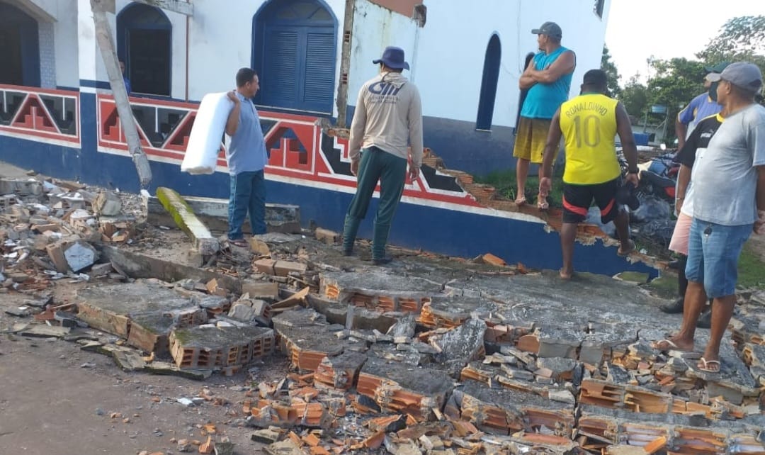 Caminhão de transporte da merenda escolar derruba muro de prefeitura no interior do Pará