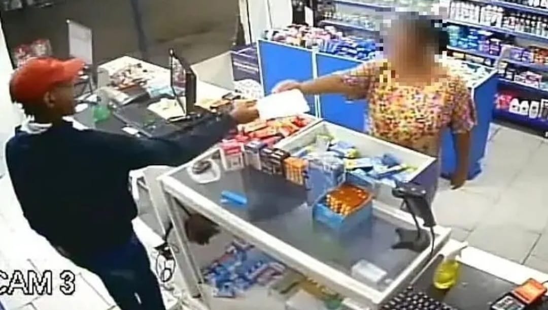 VÍDEO: Mulher entra em farmácia durante assalto e entrega receita médica a ladrão sem perceber