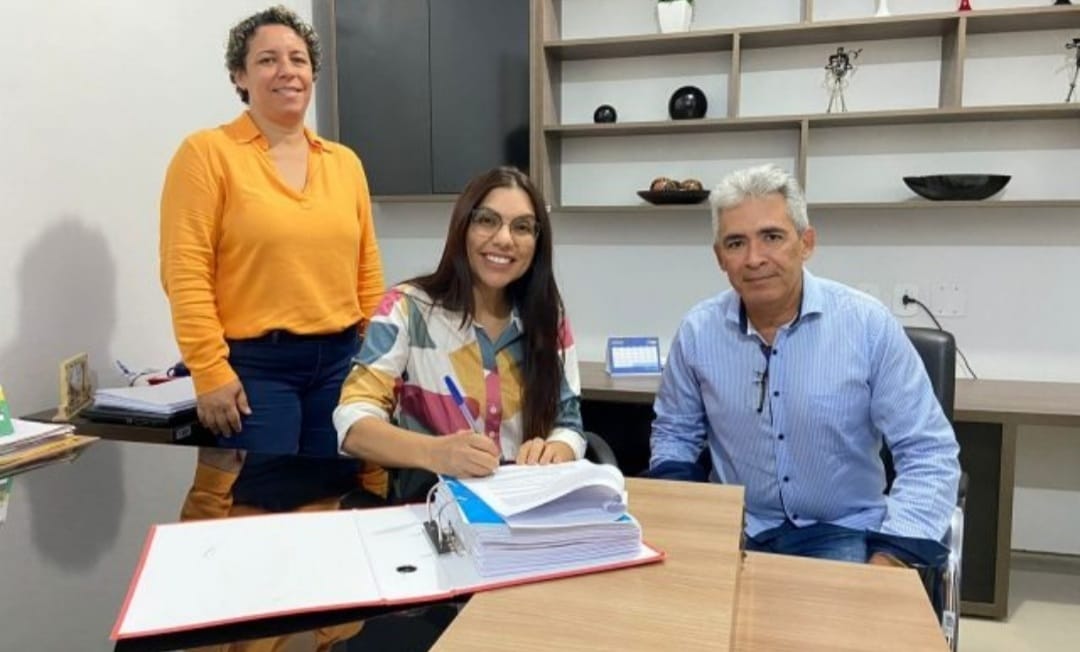 Prefeita assina contrato com empresa que vai administrar Terminal Rodoviário em Canaã dos Carajás