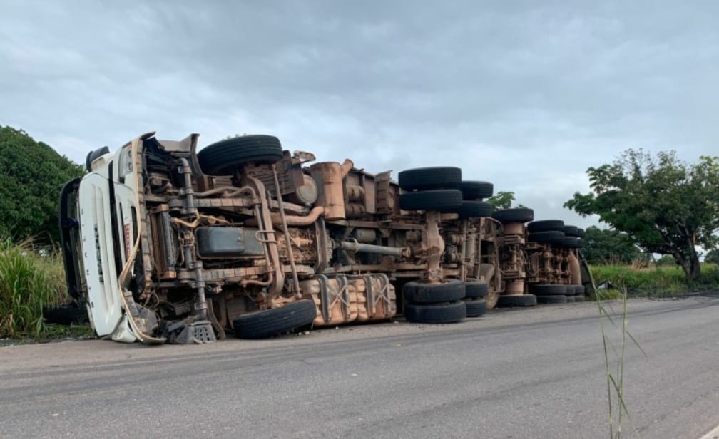 ‘Carreta carvoeira’ tomba na rodovia PA-150, próximo a Tailândia