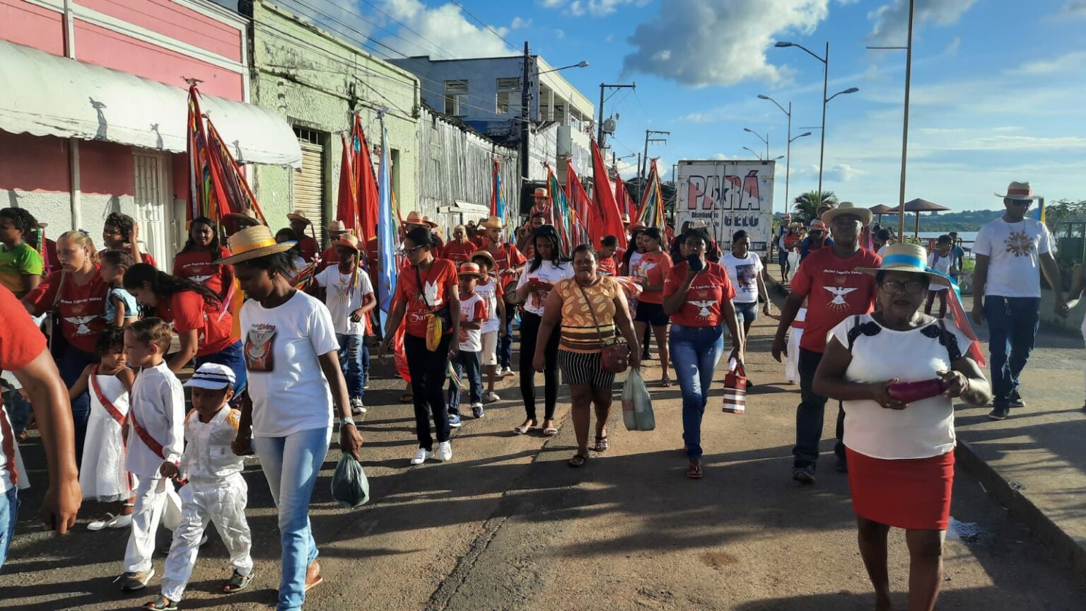 Grupos de Divino Espírito Santo realizam caminhada em Marabá