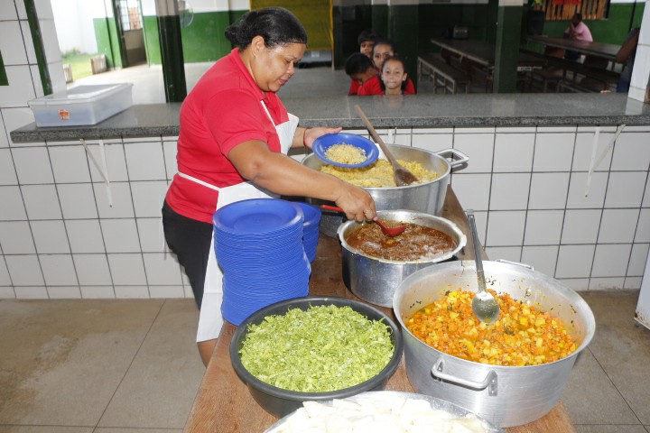 Merendeiras participam de capacitação sobre manipulação de alimentos em Marabá