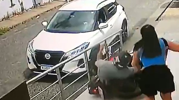 Ladrão se atrapalha, cai duas vezes e sai empurrando moto