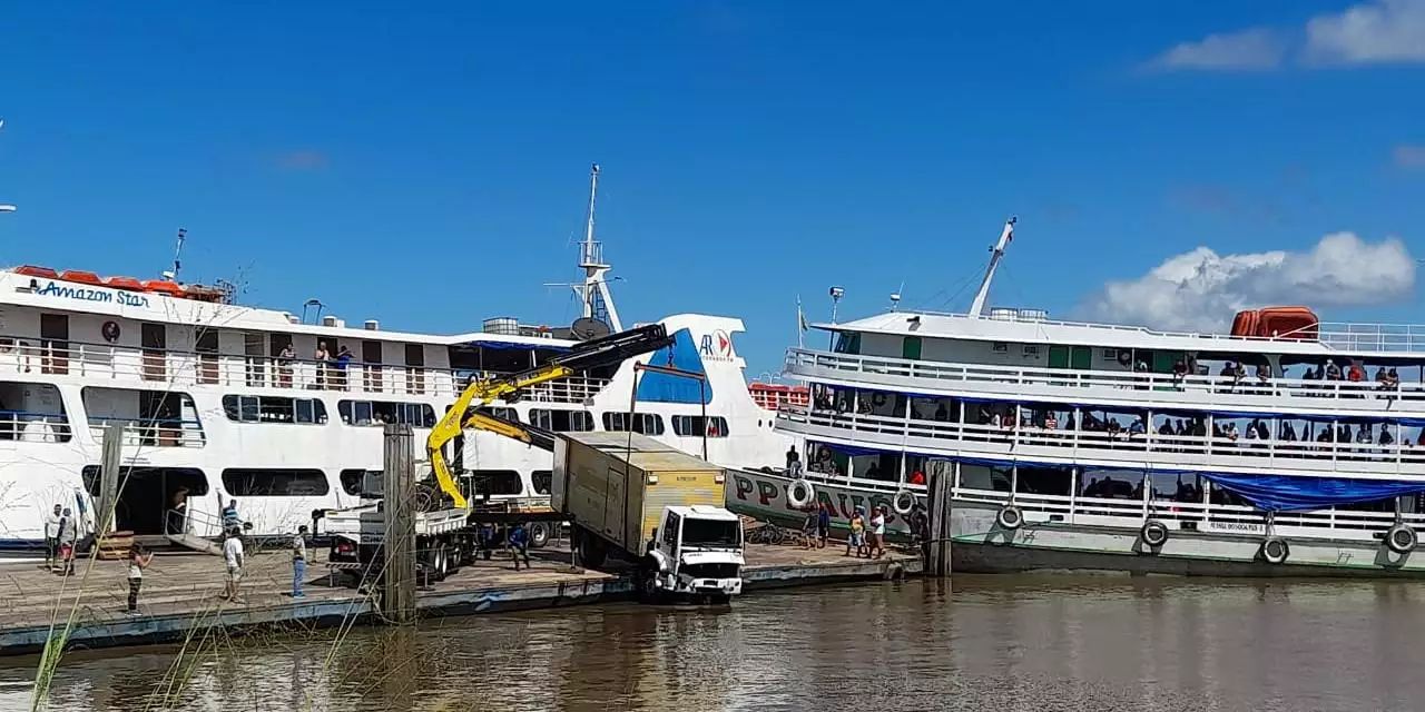 Caminhão carregado de ração cai de balsa na Baía do Guajará