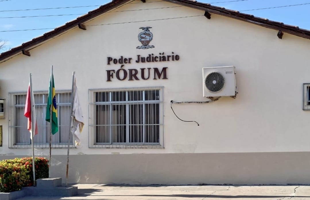 Fórum amanhece pichado com sigla de facção criminosa em São Domingos do Araguaia