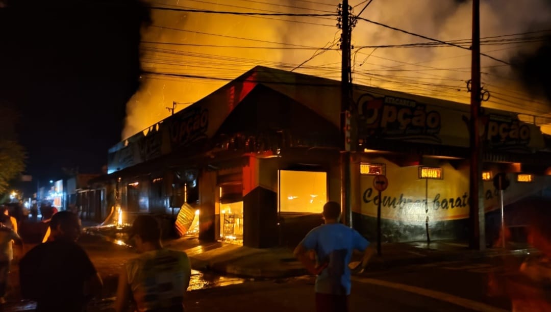 VÍDEOS: Fogo destrói supermercado em São Domingos do Araguaia