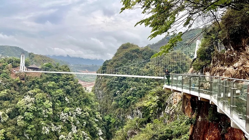 Ponte de vidro mais longa do mundo é inaugurada no Vietnã