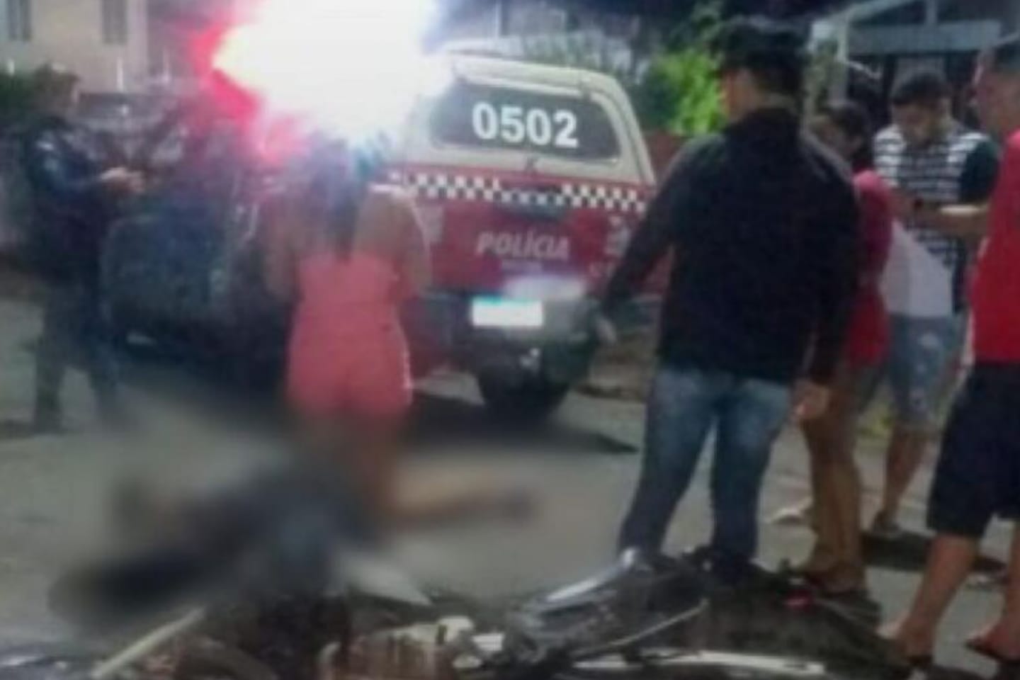Motociclista sem capacete colide com viatura da PM