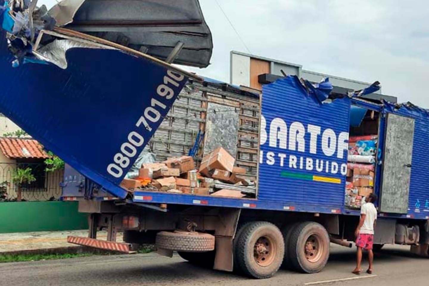 Caminhão colide com árvore e tem o teto do veículo arrancado no Pará