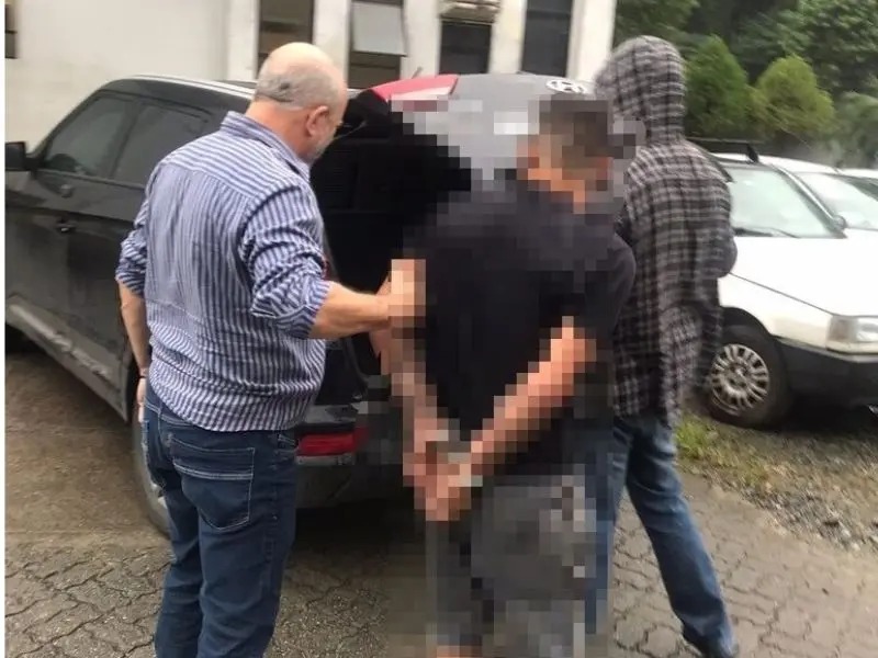 Pai é preso suspeito de estuprar as duas filhas por seis anos seguidos