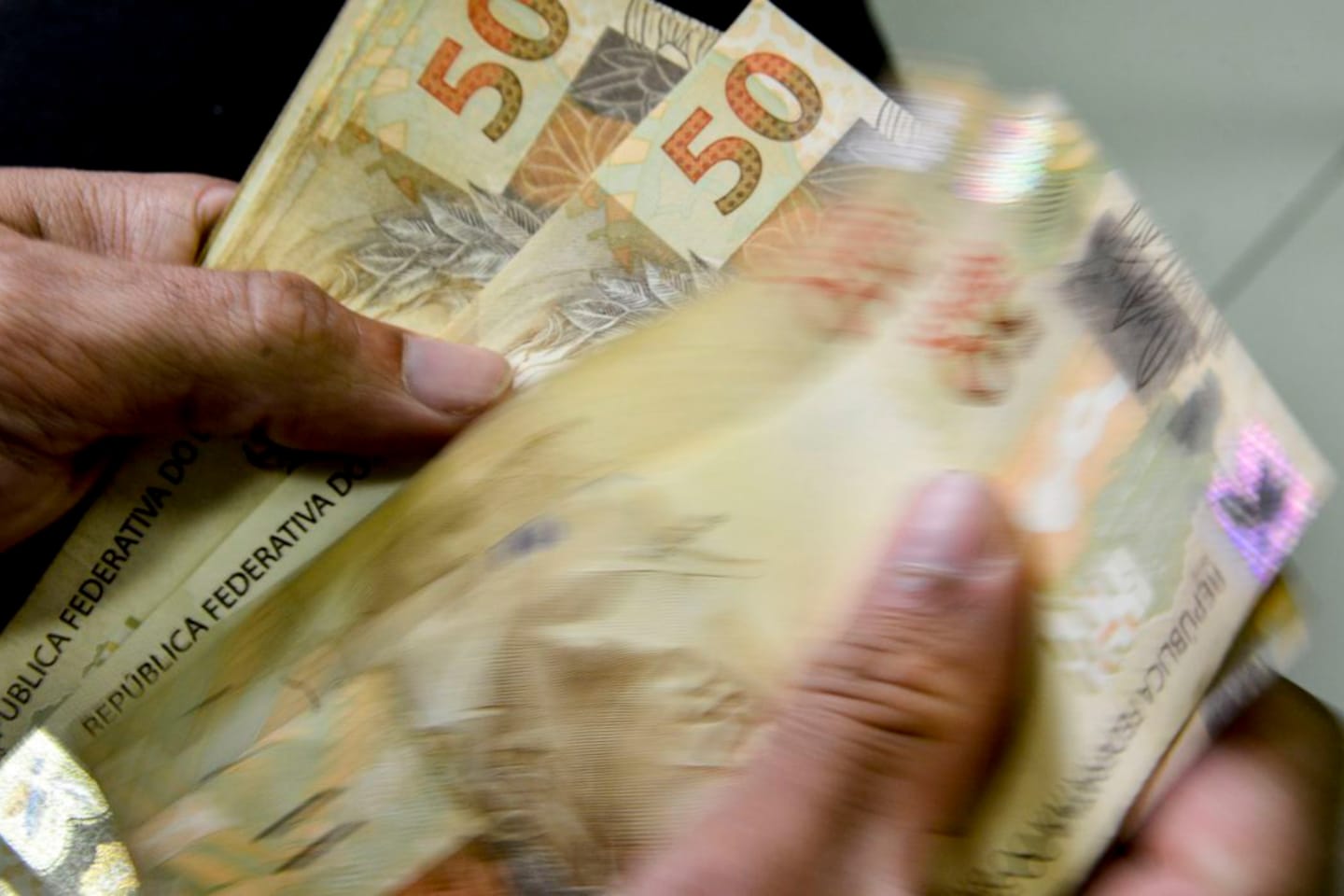 Segurados com NIS finais 3 e 8 recebem primeira parcela do 13º