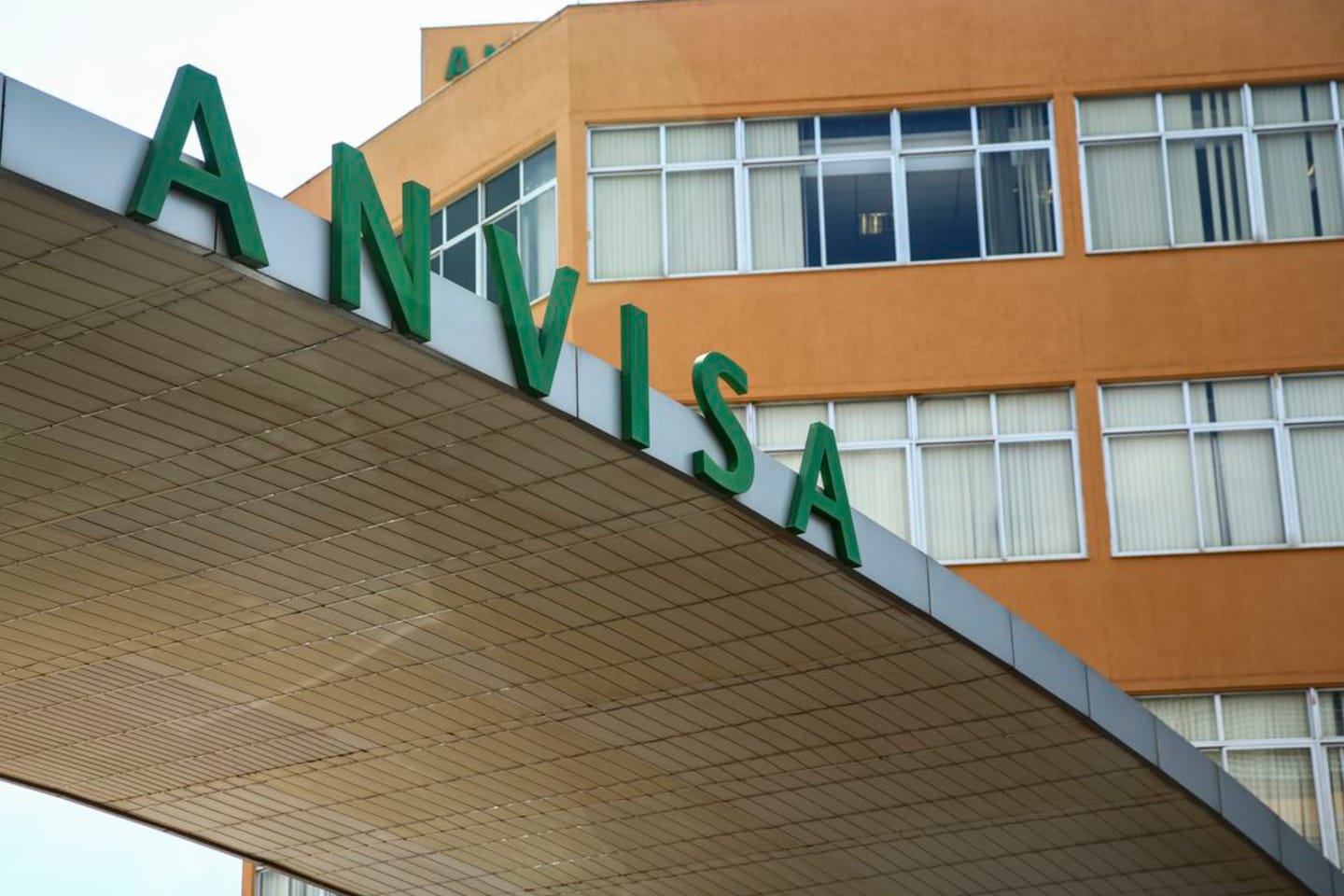 Anvisa aprova uso emergencial de medicamento para covid-19