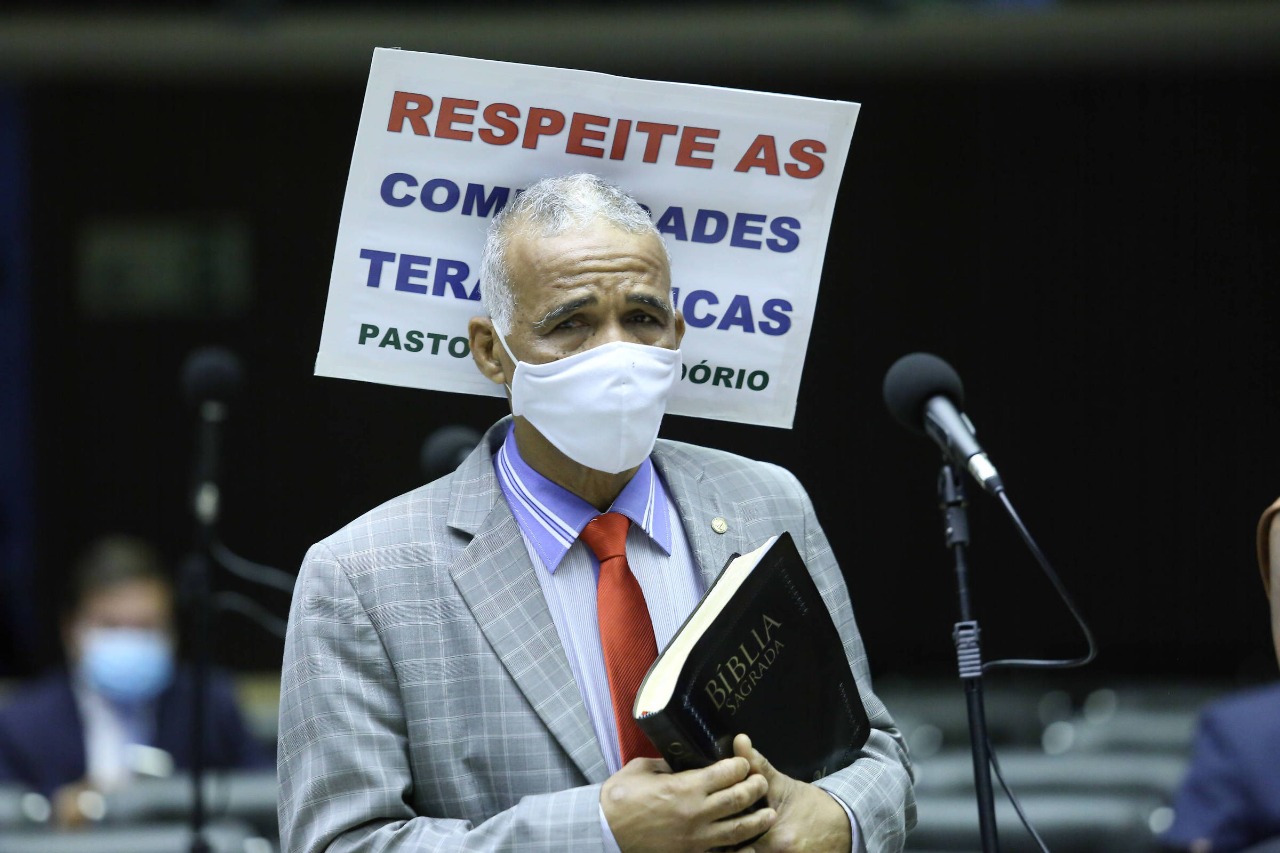Câmara aprova urgência de projeto que proíbe editar a Bíblia