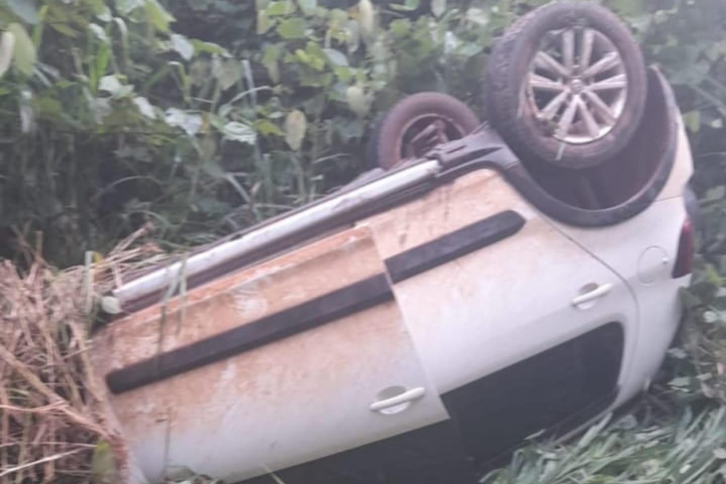 Carro capota com mãe e filha no sudoeste do Pará