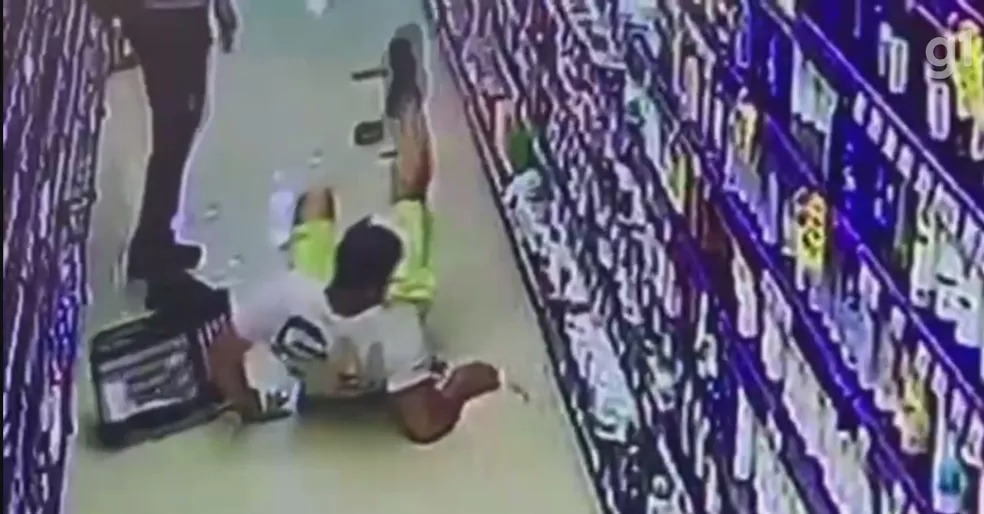 VÍDEO: Câmeras flagram homem simulando quedas em supermercados para pedir indenização
