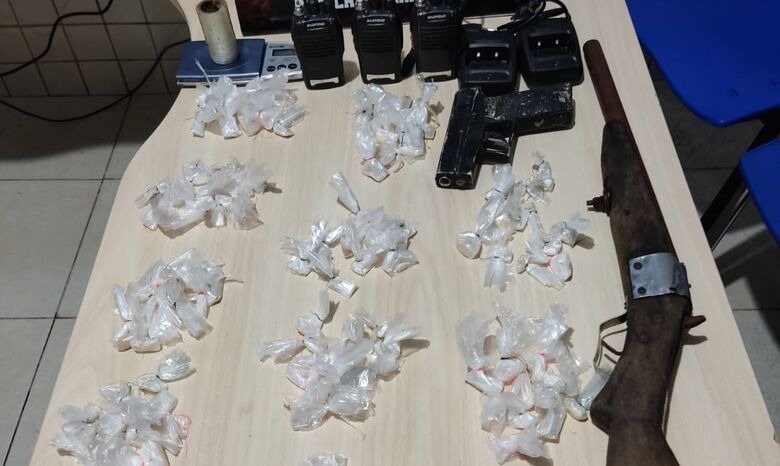 PM apreende 123 papelotes de cocaína em terreno baldio no Pará