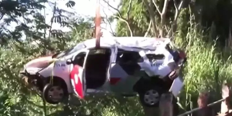 PM é flagrado com amante, tenta fugir da esposa e cai com viatura em ribanceira