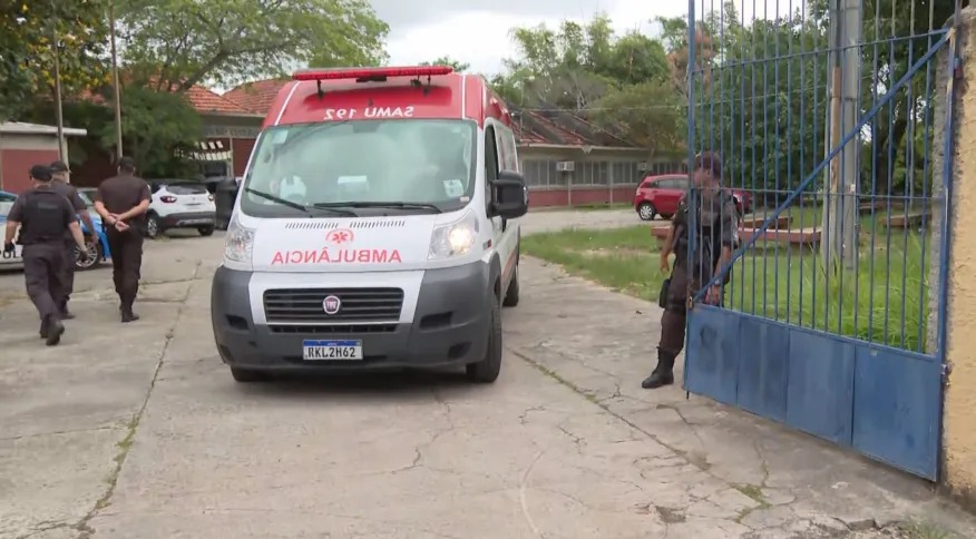 Três alunos são esfaqueados por colega dentro de escola
