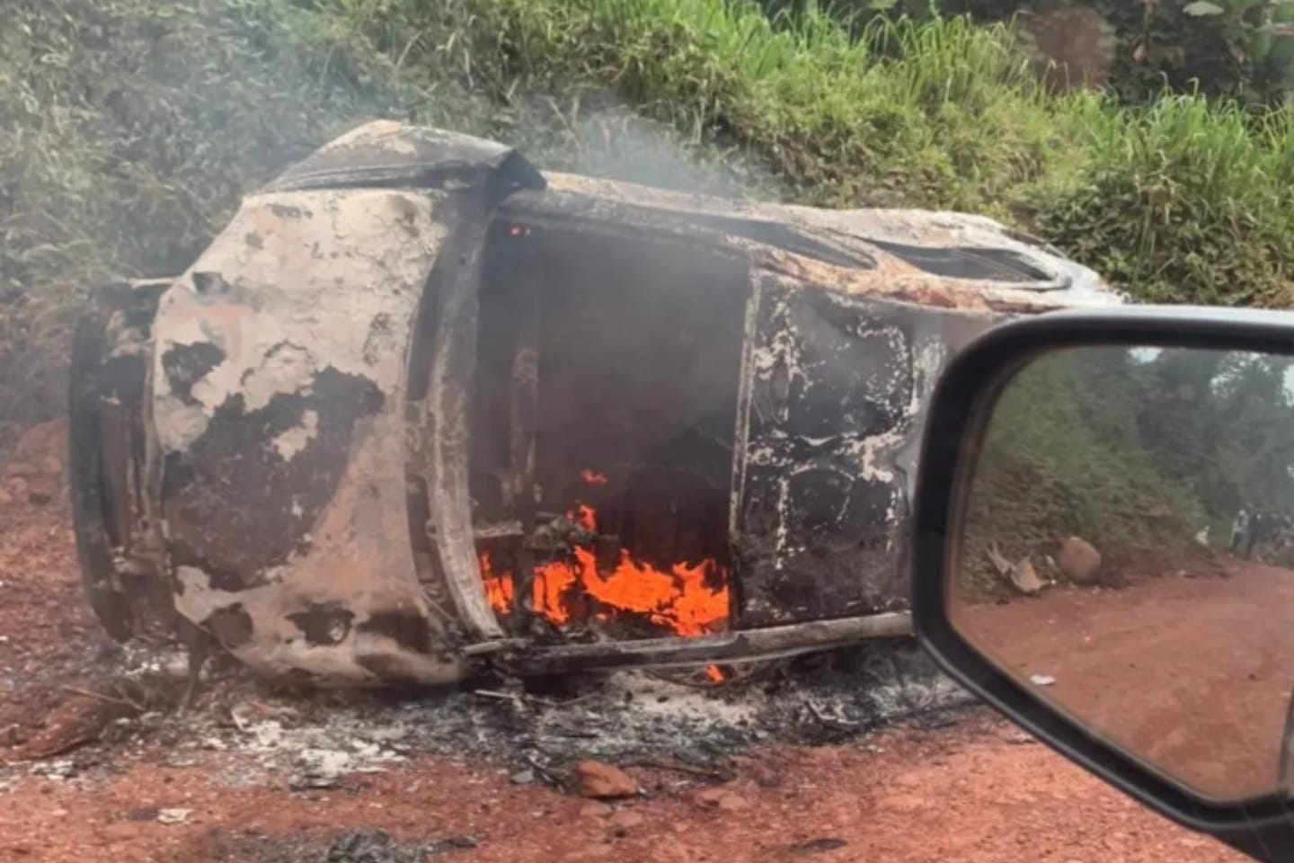 Carro pega fogo ao colidir com motocicleta no interior do Pará