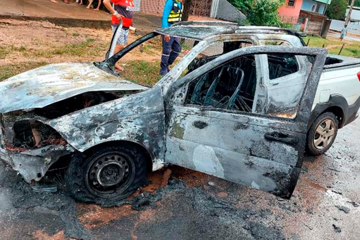Carro é destruído após ser consumido por fogo no oeste do Pará