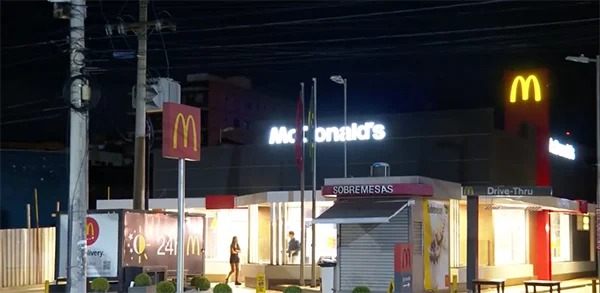 Atendente do McDonald’s é baleado após discussão por cupom de desconto