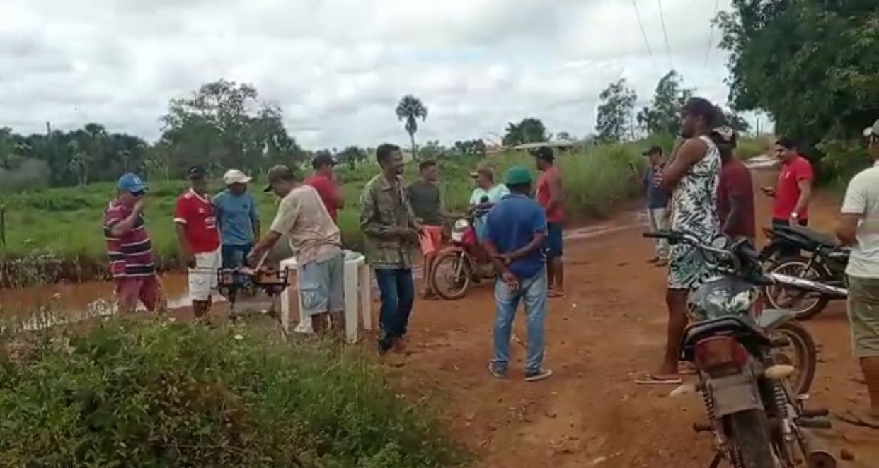 Em protesto, população comemora aniversário de buraco em Palestina do Pará