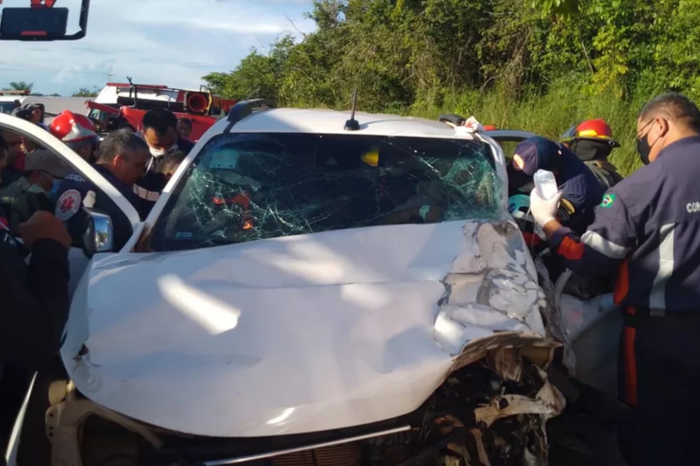 Caminhonete colide com caminhão e deixa duas pessoas feridas no Pará