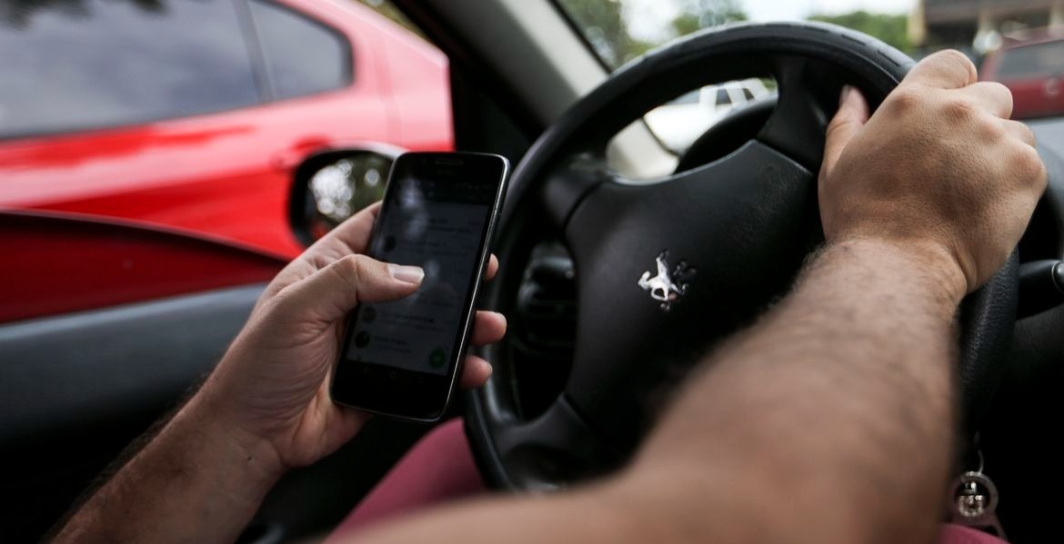 Maio Amarelo: associação alerta para riscos do celular ao volante