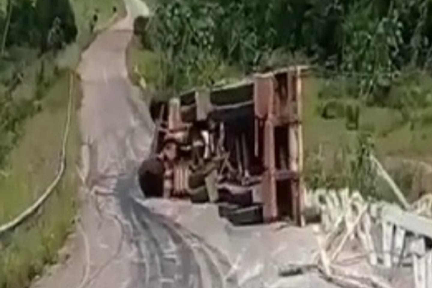 Carreta carregada de postes tomba na PA-124