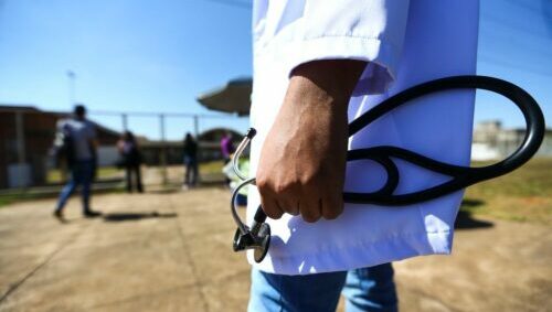 Mais Médicos cria incentivos para fixar profissionais