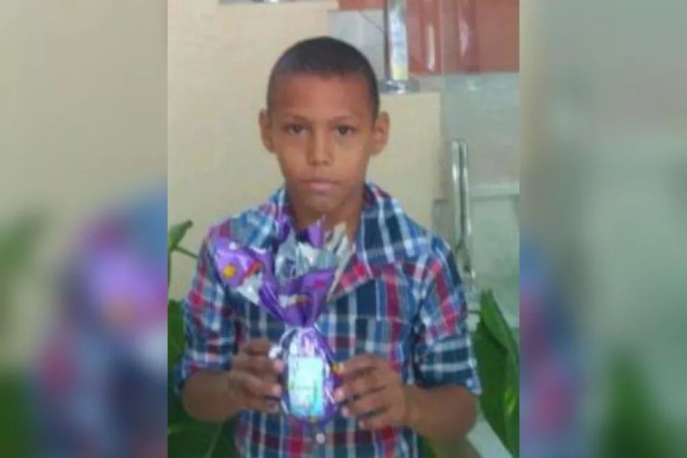 Menino morre eletrocutado ao tentar abrir porta de geladeira em casa