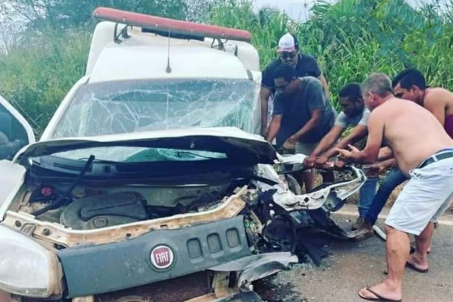 Ambulância colide com caminhão na BR-155