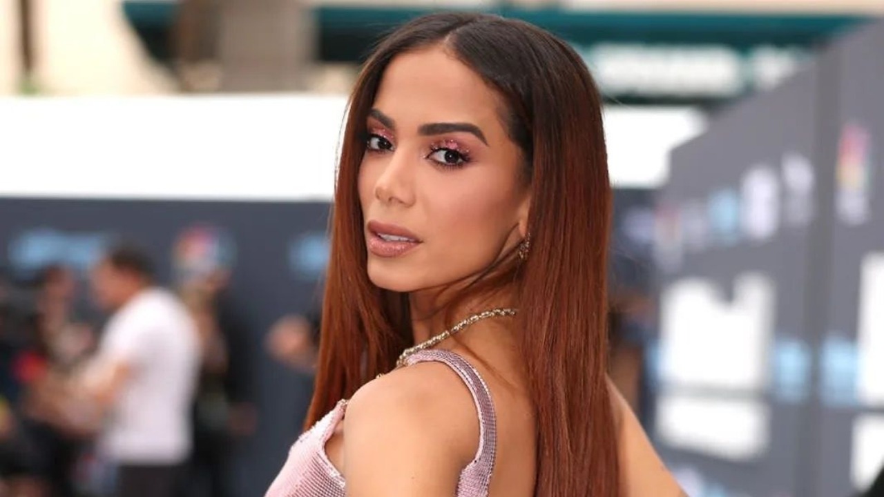 Anitta ganha presente inusitado e brinca com fã: ‘Vou enfiar no teu c*’