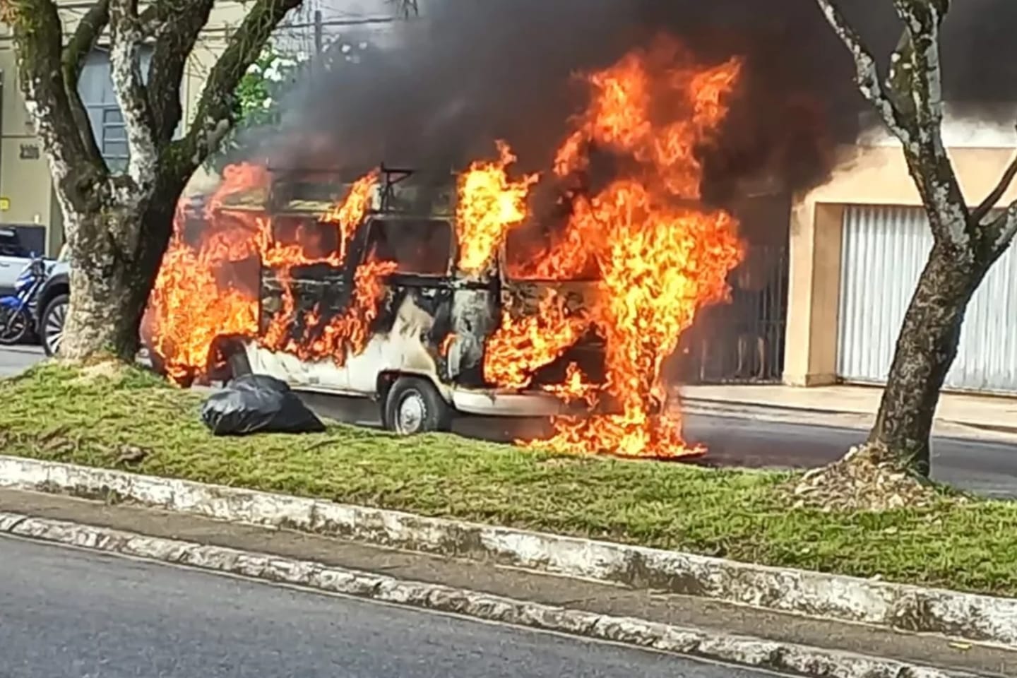 Kombi é destruída por fogo no Pará