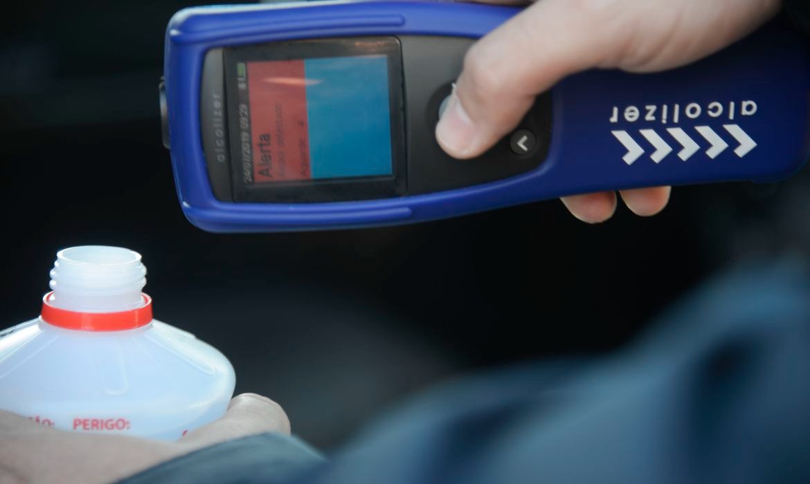 STF confirma multa para motorista que recusa bafômetro