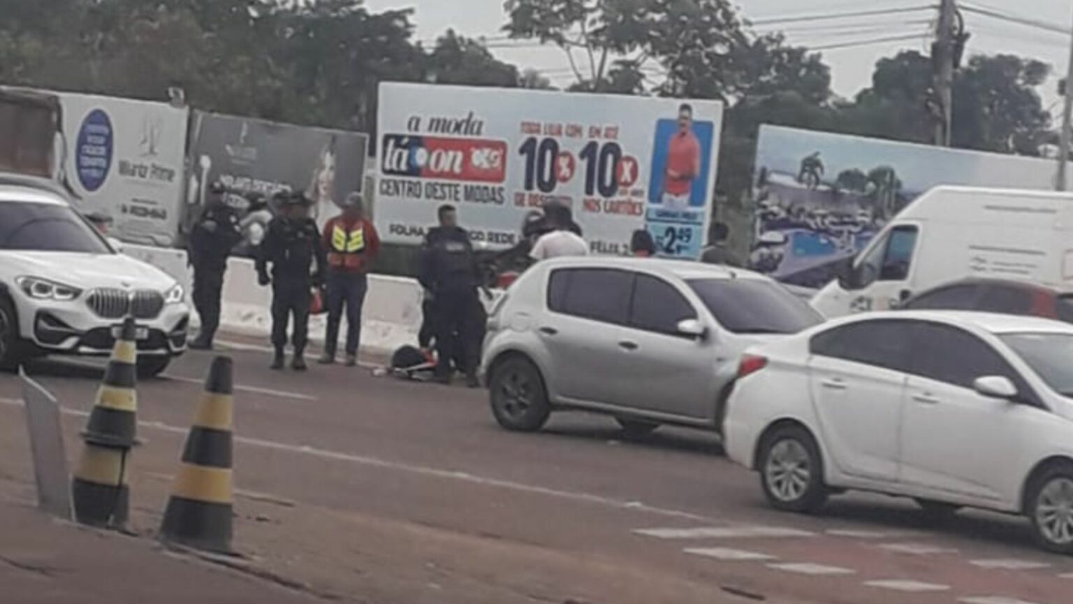 Mulher morre atropelada próximo ao semáforo da Folha 33