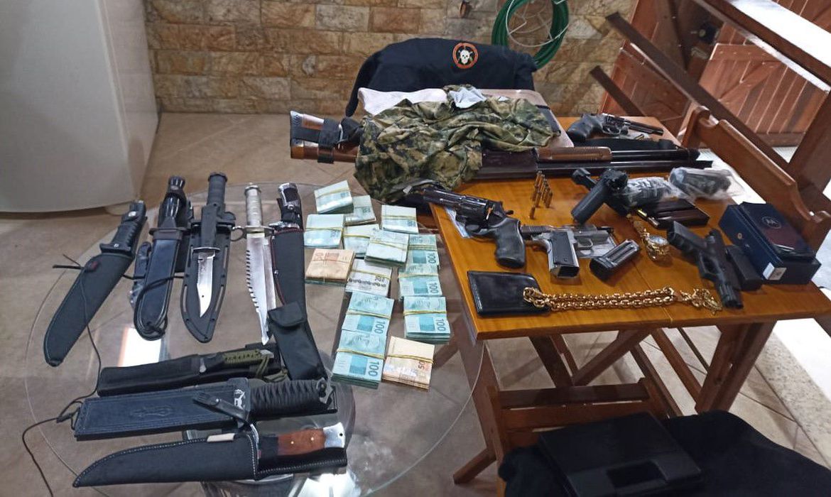 Policiais acusados de envolvimento com milícia são alvo de ação