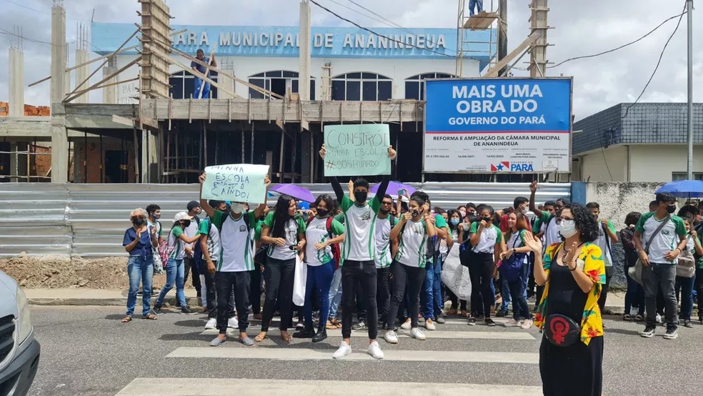 Governo do Pará mantém estudantes em escola com risco de desabar