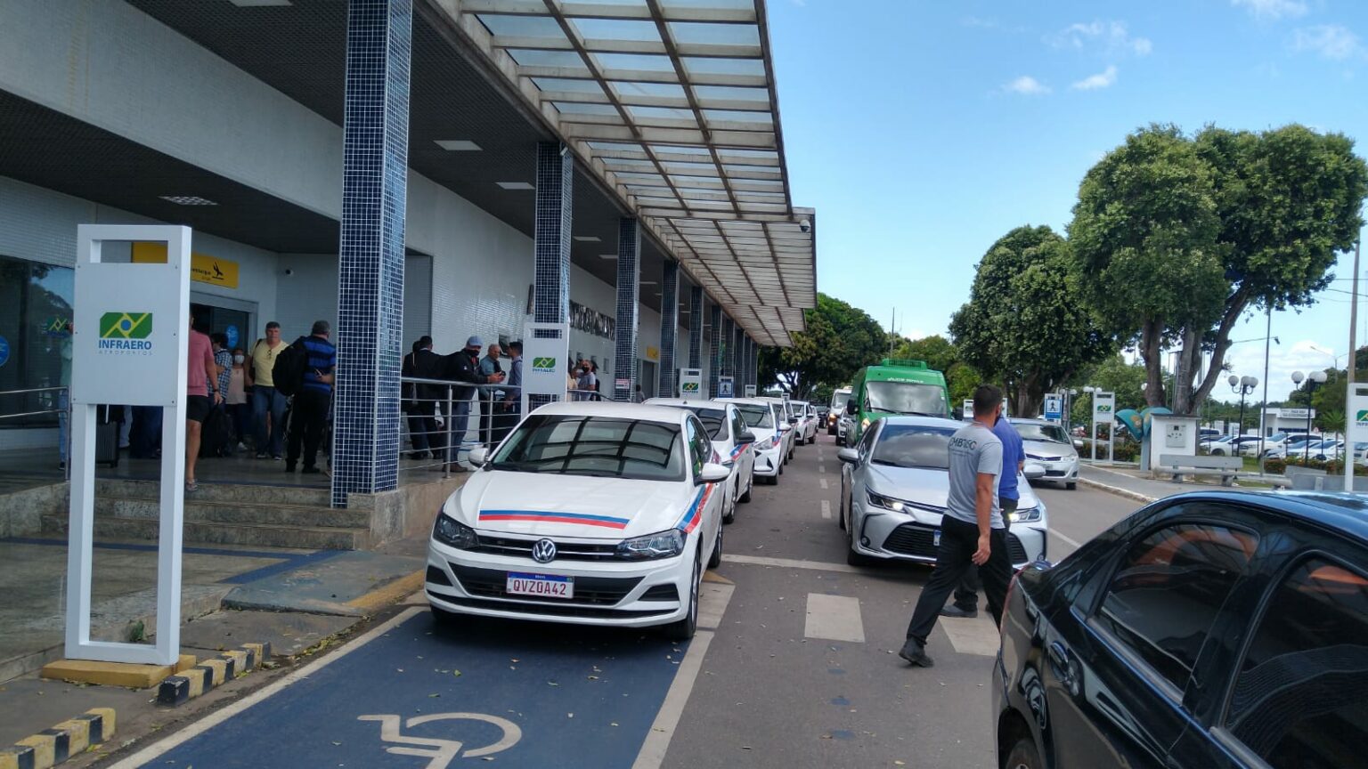 Leitor denuncia estacionamento de taxistas no Aeroporto de Marabá