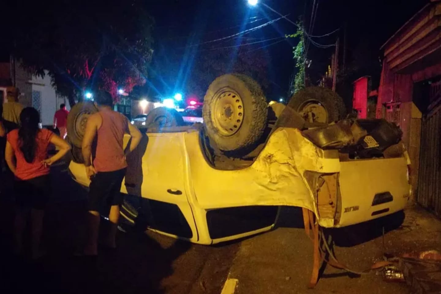 Caminhonete atinge residência e capota no oeste do Pará