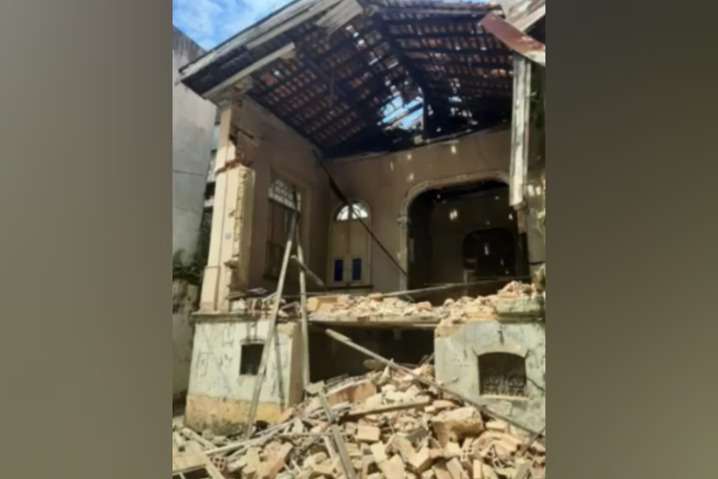 Parte de casarão antigo desaba no Pará