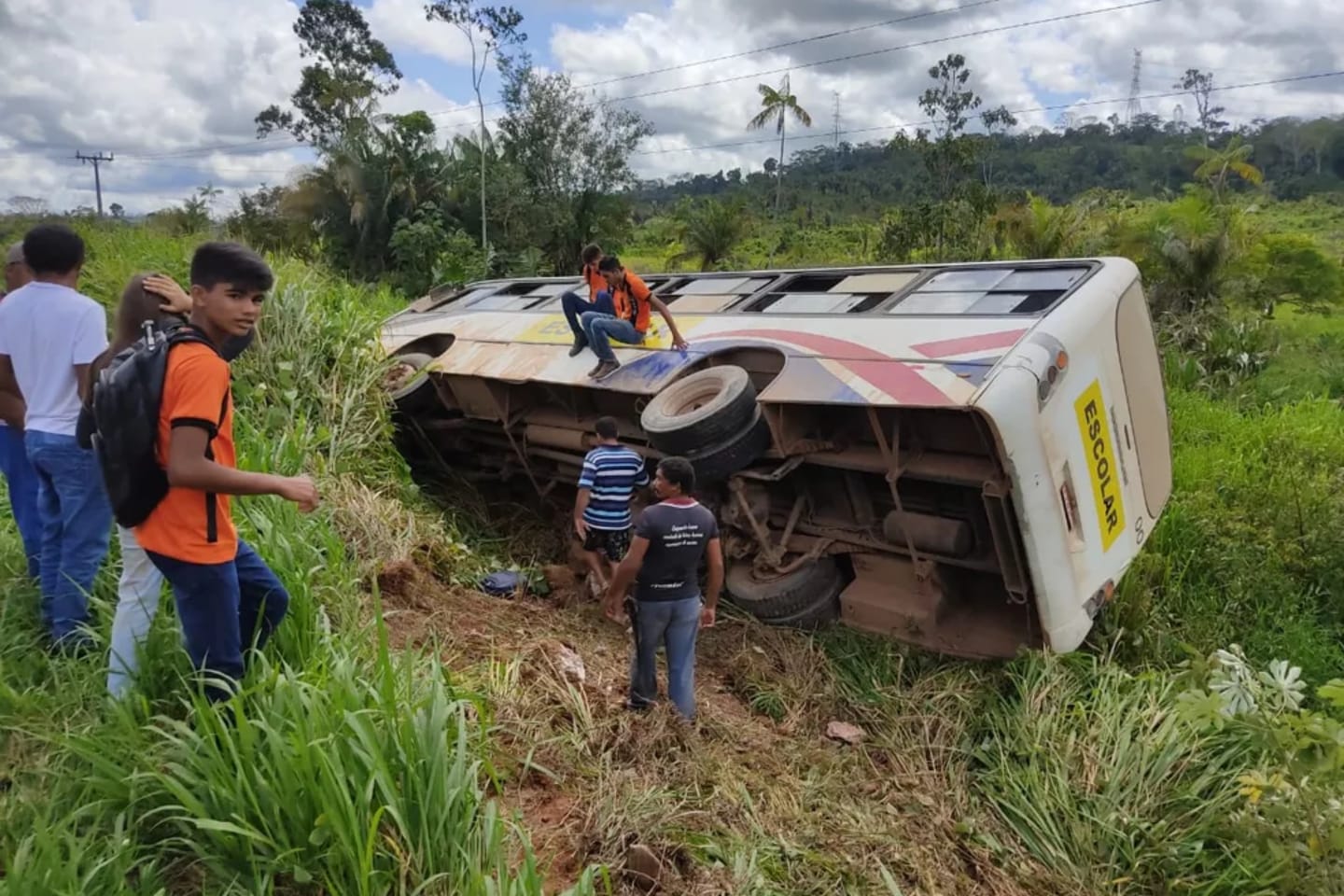 Ônibus escolar tomba e deixa alunas feridas no sudoeste do Pará