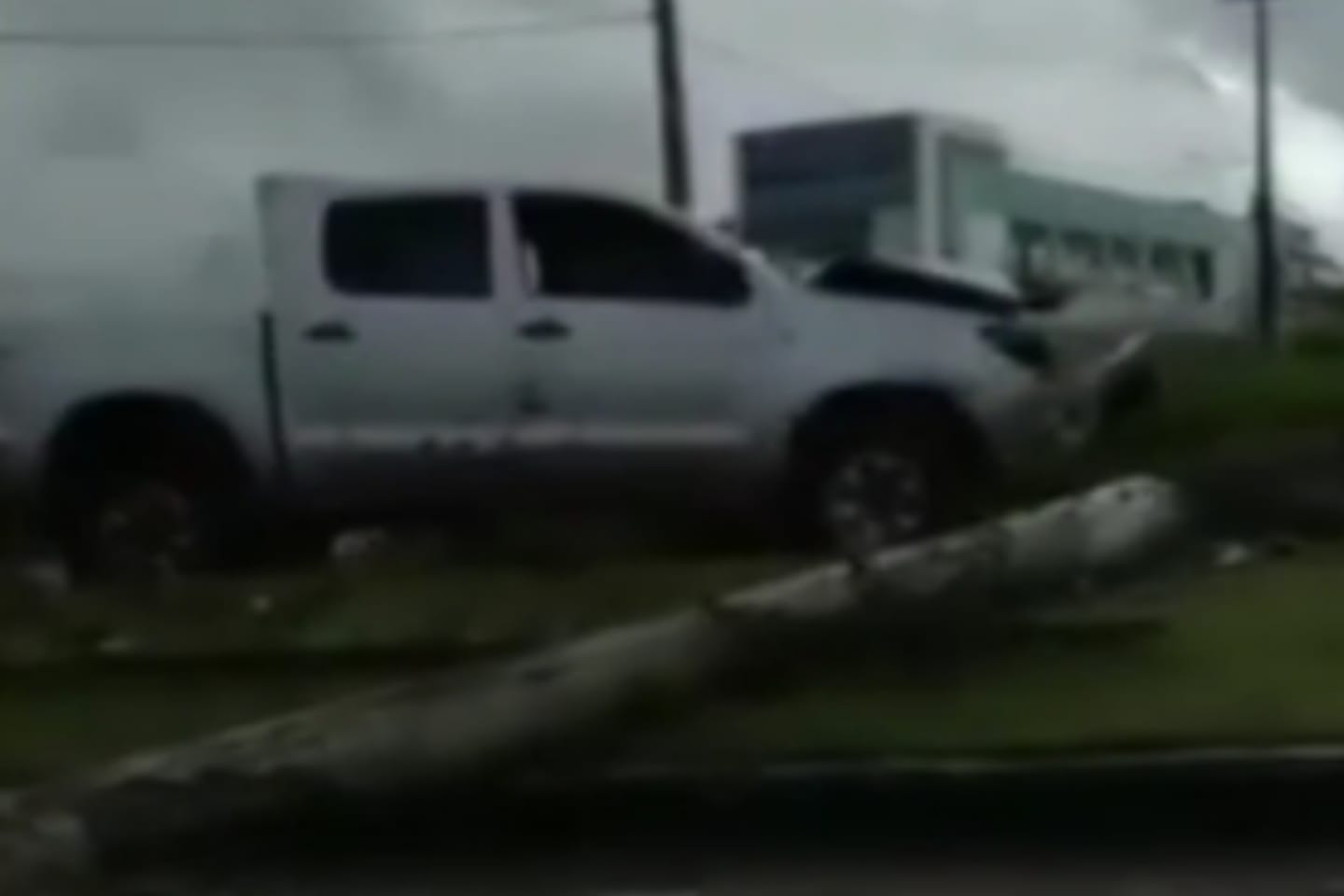 Caminhonete colide com poste de iluminação em praia no interior do Pará